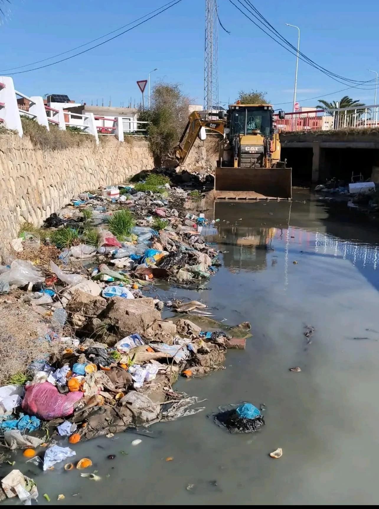 استعدادًا للأمطار: تدخلات ميدانية لتنظيف الحزام الجنوبي لمدينة سيدي بوزيد
