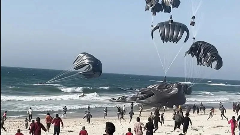 إسرائيل تسمح بإسقاط مساعدات جوية إلى غزة بدءًا من اليوم