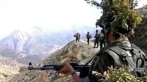 الجزائر – مكافحة الإرهاب: أعلنت وزارة الدفاع الوطني الجزائرية، اليوم الأربعاء 24 سبتمبر 2025، في بيان رسمي عن نجاح قوات الجيش الوطني الشعبي في القضاء على 6 إرهابيين واسترجاع أسلحتهم وذخائرهم في عملية نوعية بمنطقة ثليجان بولاية تبسة على الحدود مع تونس. تفاصيل العملية الوزارة أوضحت أنّ هذه العملية جرت ليلة 23 سبتمبر 2025، في سياق الجهود المستمرة التي تبذلها مفارز الجيش الوطني الشعبي في مكافحة الإرهاب وحماية الحدود الشرقية. الأسلحة المحجوزة تمّ خلال العملية استرجاع 6 مسدسات رشاشة من نوع كلاشنيكوف، وكميات معتبرة من الذخيرة وأغراض أخرى كانت بحوزة العناصر الإرهابية