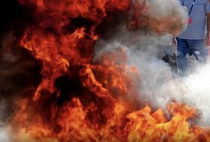 عاجل: شاب يحرق نفسه أمام مركز الأمن في بئر الحفي بولاية سيدي بوزيد