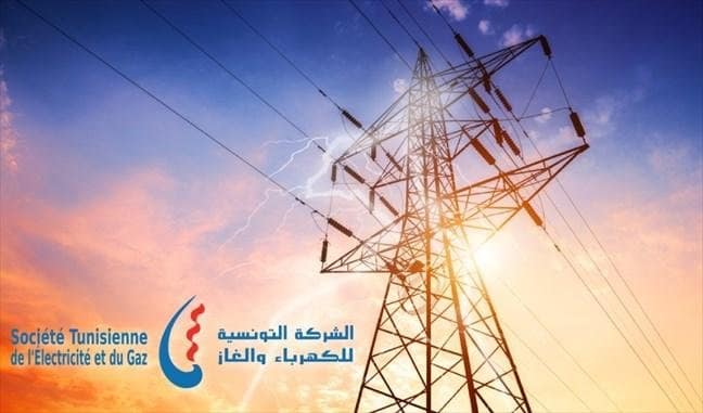 الستاغ تؤكد تواصل التدخلات لإصلاح أعطال الكهرباء والغاز بعد التقلبات المناخية ⸻ 📰 نص إخباري مُحسّن لمحركات البحث: أكدت الشركة التونسية للكهرباء والغاز (الستاغ) تواصل التدخلات الميدانية المكثفة من قبل الفرق التقنية المختصة، من أجل إصلاح أعطال الكهرباء والغاز التي جدّت بعد التقلبات المناخية الأخيرة التي شهدتها تونس. وأفادت الستاغ، في بلاغ رسمي، أنّ أعوانها يعملون بكامل طاقتهم لتأمين الشبكة الكهربائية وشبكة الغاز الطبيعي، وضمان عودة التزويد في أقرب الآجال، مع إعطاء الأولوية للمناطق التي شهدت اضطرابات في التيار الكهربائي. وأضافت الشركة أنّ سلامة الشبكات والمواطنين تبقى أولوية قصوى، داعية المشتركين إلى الإبلاغ عن الأعطال عبر القنوات الرسمية المعتمدة، إلى حين استكمال جميع التدخلات الفنية.